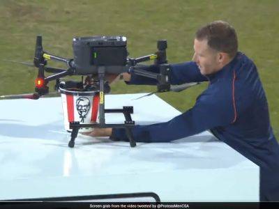 Quinton De-Kock - David Miller - Watch: Drone Delivers KFC Chicken Bucket Mid-match, South Africa Star David Miller Devours It - sports.ndtv.com - Australia - South Africa