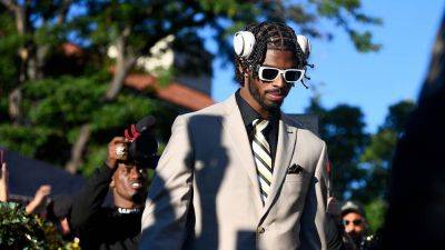 Colorado football players show off custom Michael Strahan suits designed by Deion Sanders