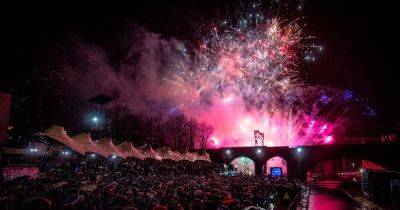 Thousands huddle together beneath an illuminated sky to welcome in 2024 as fireworks make a booming return - manchestereveningnews.co.uk - Jordan
