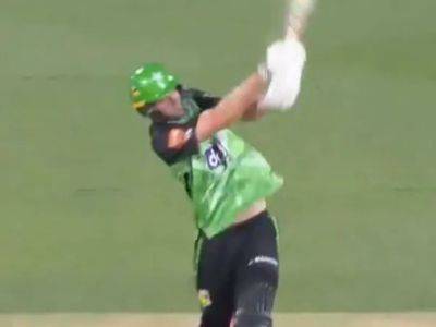 Marcus Stoinis - Sydney Sixers - Chris Lynn - Watch: Mammoth 108m Six Lights Up Big Bash League Ahead of New Year - sports.ndtv.com
