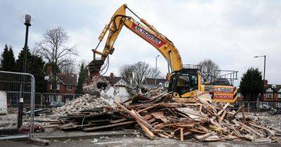 Bulldozers close in on former Blockbuster Video as Burger King and shops demolished - manchestereveningnews.co.uk - Britain