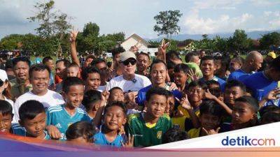 Mochamad Iriawan - Erick Thohir - Iwan Bule - Persib Bandung - Eks Ketum PSSI Iwan Bule di Kuningan: Bagi Bola dan Undang Legenda Persib - sport.detik.com