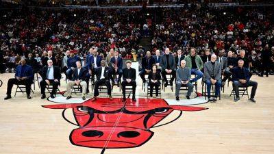 Bulls induct inaugural Ring of Honor class, including 1995-96 team - ESPN