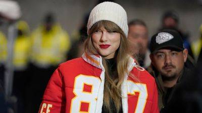 Taylor Swift braves frigid temps for Travis Kelce's playoff game