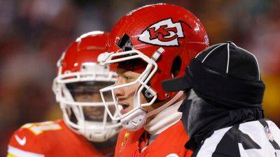 Patrick Mahomes' helmet cracks following hit from Dolphins player