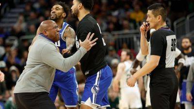 Mike Brown - Aaron Fox - Damian Lillard - Kings' Mike Brown uses laptop to vent frustration over calls - ESPN - espn.com - county Bucks - county Kings