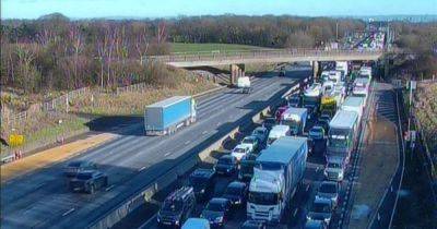 Huge queues building as all traffic STOPPED on M62 - manchestereveningnews.co.uk