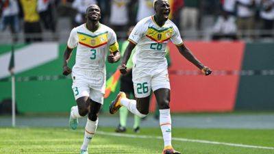 Andre Onana - Senegal enjoy winning start to Africa Cup defence, Cameroon and Algeria held - france24.com - Germany - Algeria - Cameroon - Senegal - Guinea - Gambia - Ivory Coast