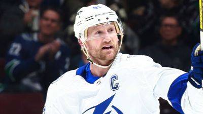 Steven Stamkos will stay with Lightning at least through season, GM says - ESPN