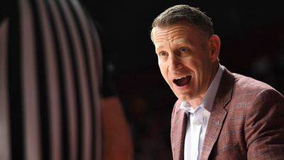 Alabama coach Nate Oats pushes Missouri player during tie-up in front of bench