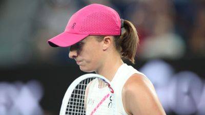 Iga Swiatek survives scare vs. Danielle Collins at Australian Open - ESPN