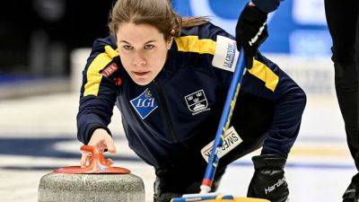 Bruce Mouat - Sweden's Hasselborg rides 8th-end gaffe by Canada's Lawes to 4th straight win at Canadian Open - cbc.ca - Sweden - Switzerland - Scotland - Usa - Canada - South Korea