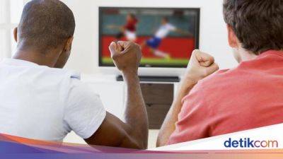 Nonton Bola di TV Sambil Main HP Tidak Disarankan, karena... - sport.detik.com