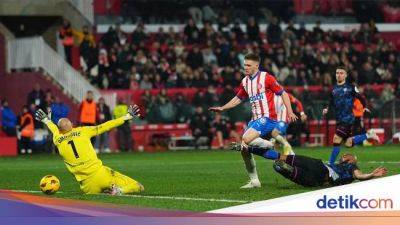 Sergio Ramos - Miguel Gutiérrez - Liga Spanyol - Girona Hajar Sevilla 5-1, Geser Madrid dari Puncak Klasemen - sport.detik.com
