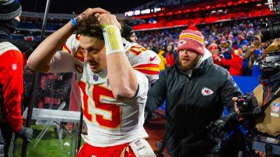 Bills fans pelt Patrick Mahomes with snowballs as he leaves field following Chiefs win