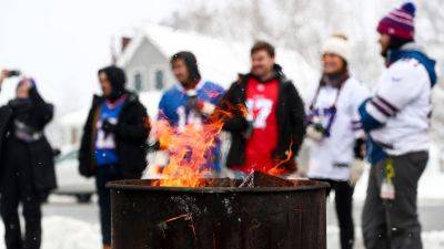 Timothy T.Ludwig - Fan lights himself on fire after jumping onto flaming table at Bills-Chiefs tailgate - foxnews.com - county Buffalo - state New York - county Park