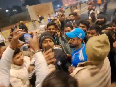 Viral Video: Virat Kohli Lookalike Mobbed By Fans For Selfies In Pran Pratishtha Ceremony Ayodhya