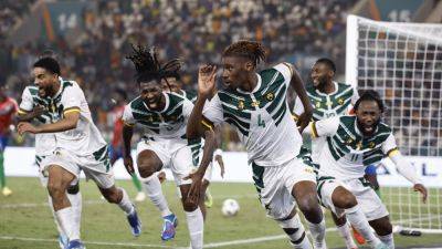 Karl Toko Ekambi - Rigobert Song - Cameroon stage late comeback to reach AFCON knockouts as Ghana crash out - france24.com - Cameroon - Senegal - Ghana - Guinea - Gambia - Ivory Coast - Zambia - Equatorial Guinea - Tanzania