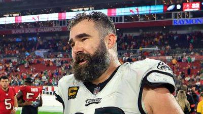 Jason Kelce carries young Bills fan to see Taylor Swift during Chiefs' playoff win