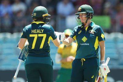 Mooney's fifty trumps Brits as Australia win opening T20 against Proteas women