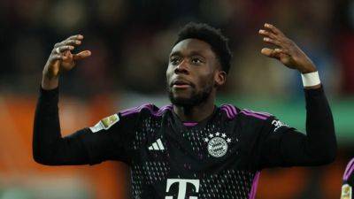 Bayern win 3-2 at Augsburg to close on leaders Leverkusen
