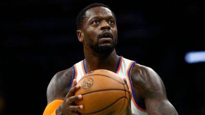 Knicks' Julius Randle suffers dislocated right shoulder vs. Heat - ESPN