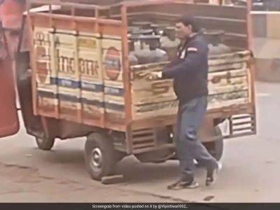 Rinku Singh - Viral Video Of Rinku Singh's Father Delivering LPG Cylinders Breaks The Internet - sports.ndtv.com - South Africa - India