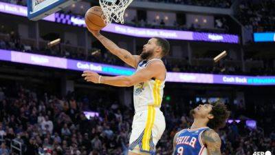 Curry magic as Warriors down Sixers, Embiid injury scare