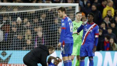 Calvert-Lewin sees red but Everton hold Palace