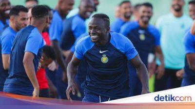 Sadio Mane Sulap Lapangan Bola Berlumpur Jadi Standar FIFA di Kampungnya