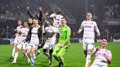 Massimiliano Allegri - Wojciech Szczesny - Adrien Rabiot - Late Vlahovic goal earns Juventus narrow win at 10-man Salernitana - channelnewsasia.com - Italy