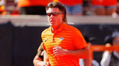 Oklahoma State coach Gundy injures eye after run-in on ranch - ESPN