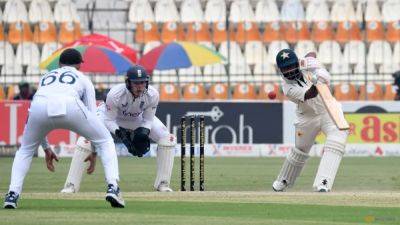 Cricket–England make progress but defiant Pakistan reach 358-8