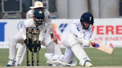 Cricket–Duckett leads England's reply to Pakistan's 366 all out