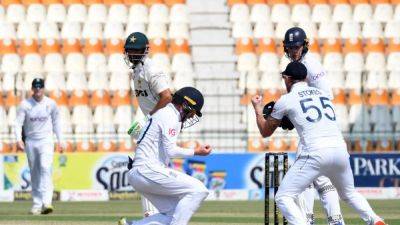 Cricket–Pakistan take handy lead over England but slump to 43-3 in second innings