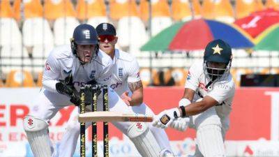 Cricket–England chip away but Pakistan's lead swells in second test