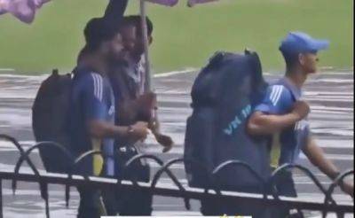 Virat Kohli - Yashasvi Jaiswal - Watch: Yashasvi Jaiswal Carries Virat Kohli's Kit On A Rainy Day In Bengaluru, Internet Says 'Best Moment' - sports.ndtv.com - county Day - New Zealand - India