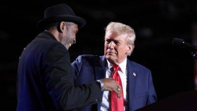 Floyd Mayweather - Oscar De-La-Hoya - Manny Pacquiao - Boxing Hall of Famer Thomas 'Hitman' Hearns joins Trump on stage at Detroit rally: 'This can't be real' - foxnews.com