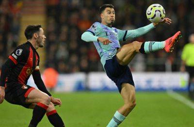 Bournemouth beat 10-man Arsenal 2-0