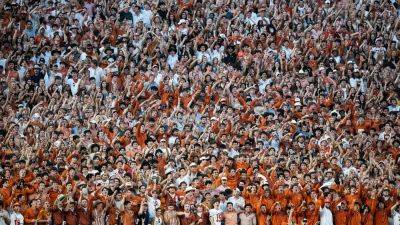 Texas fans launch beer cans, other debris onto field after questionable call