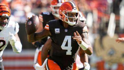 Browns' Deshaun Watson carted off with noncontact leg injury - ESPN