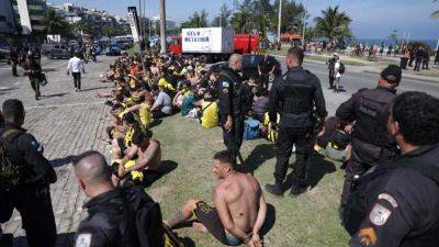 Uruguayan fans clash with Rio police before Libertadores semi