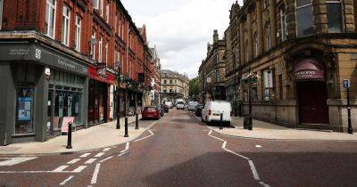 BREAKING: Gunman opens fire outside bar on busy town centre street - manchestereveningnews.co.uk