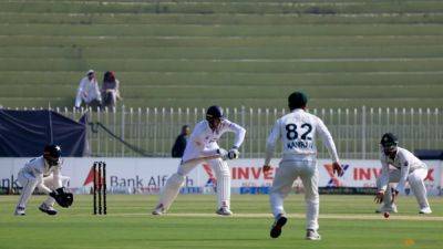 Cricket–Pakistan spin duo leave England reeling at 110-5