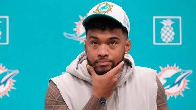 Wilfredo Lee - Dolphins' Tua Tagovailoa takes firm stance on Guardian Cap use - foxnews.com - county Miami - state Arizona - county Garden