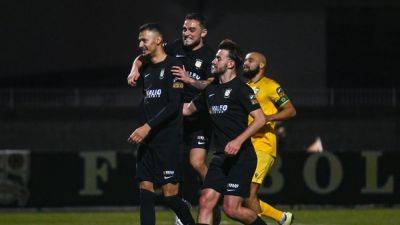 Dean Ebbe spot on to give Athlone narrow play-off advantage