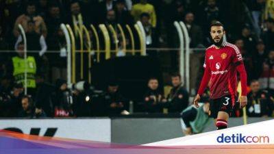 Ten Hag Ungkap Alasan Mainkan Mazraoui Jadi Gelandang Serang