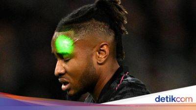 Duh, Pemain Chelsea Dihujani Laser Fans Panathinaikos