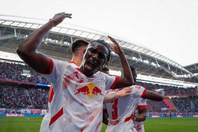 Leipzig beat Freiburg to go top, Dortmund lose away again