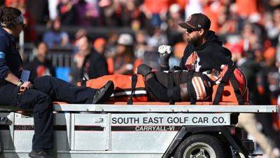 Browns LB Jeremiah Owusu-Koramoah immobilized, carted off - ESPN